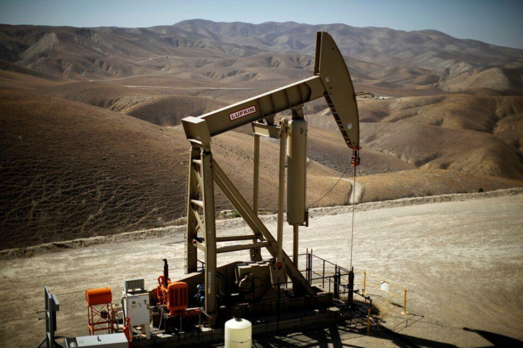 Pumpjack vynáša ropu na povrch v Monterey Shale v Kalifornii. FOTO: Reuters