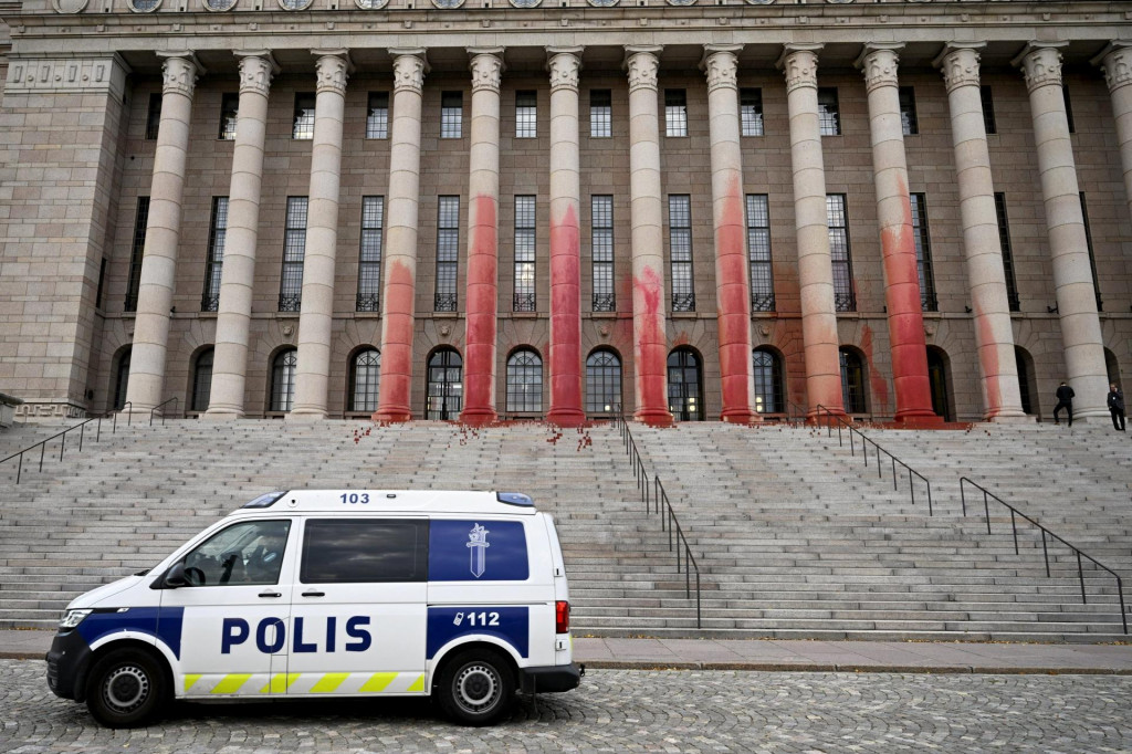 Budova parlamentu Fínska potom, čo bola čiastočne pokrytá červenou farbou, počas protestu proti zberu rašeliny spoločnosťou Neova. FOTO: Reuters/Lehtikuva/