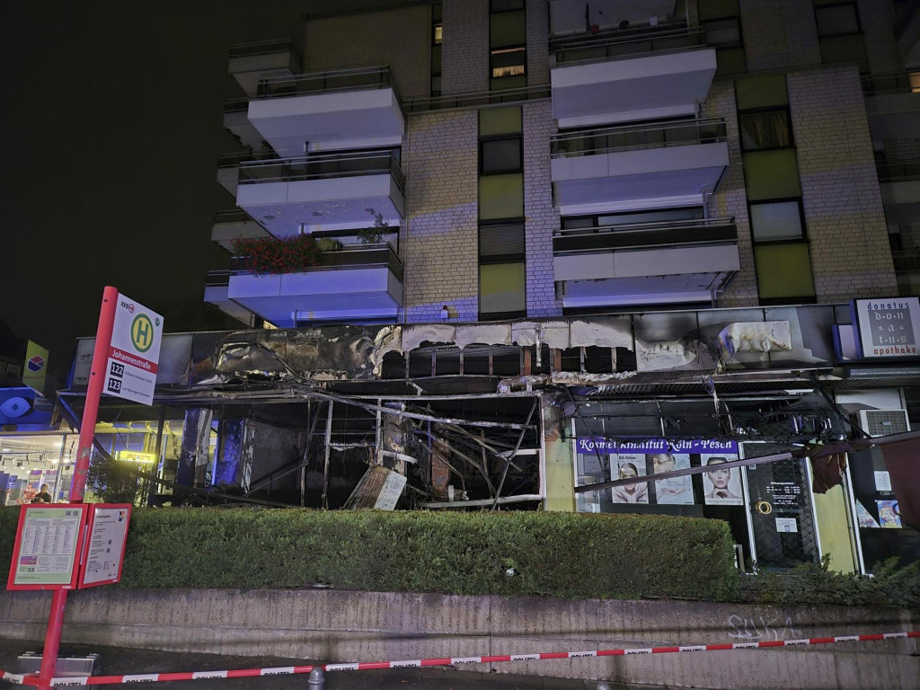 Pohľad na kaviareň na prízemí bytovky zničenej výbuchom v Kolíne nad Rýnom. FOTO: TASR/AP