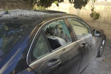 Poškodené auto v ktorom vybuchlo vreckové zariadenie tzv. pager v meste Sidon na juhu Libanonu. FOTO: TASR/AP