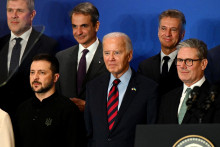 Ukrajinský prezident Volodymyr Zelenskyj, americký prezident Joe Biden a britský premiér Keir Starmer. FOTO: REUTERS