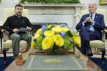 Ukrajinský prezident Volodymyr Zelenskyj (vľavo) a americký prezident Joe Biden pózujú počas stretnutia v Oválnej pracovni Bieleho domu vo Washingtone. FOTO: TASR/AP