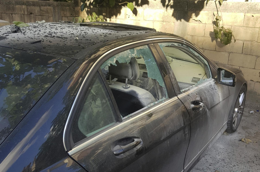 Poškodené auto v ktorom vybuchlo vreckové zariadenie tzv. pager v meste Sidon na juhu Libanonu. FOTO: TASR/AP