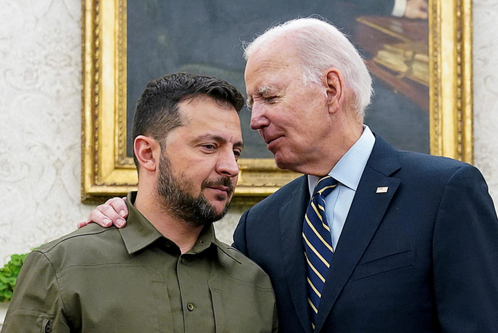 Ukrajinského prezidenta Volodymyra Zelenského a americký prezident Joe Biden. FOTO: Reuters