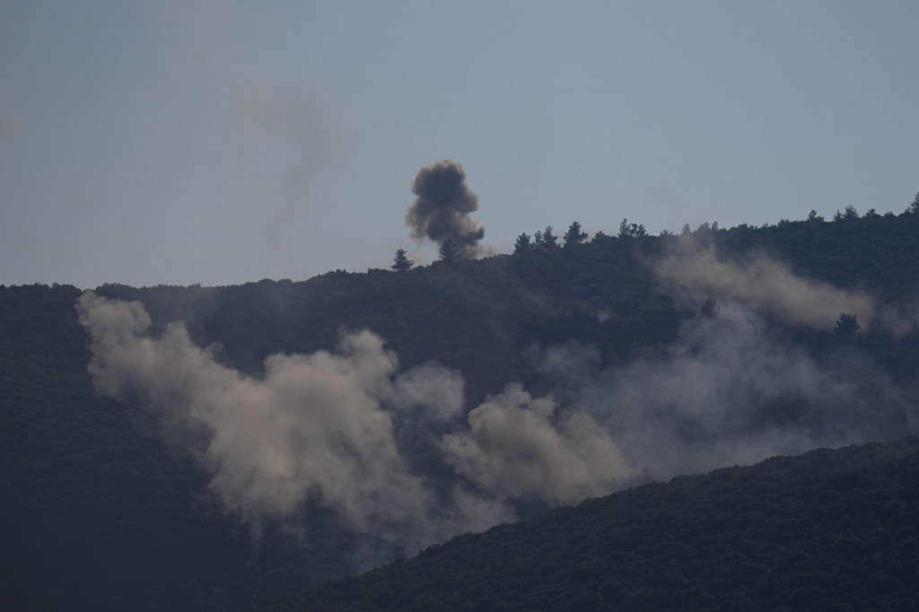 Rakety vystrelené z Libanonu explodujú neďaleko mesta Safed na severe Izraela, neďaleko hranice Izraela s Libanonom. FOTO: TASR/AP