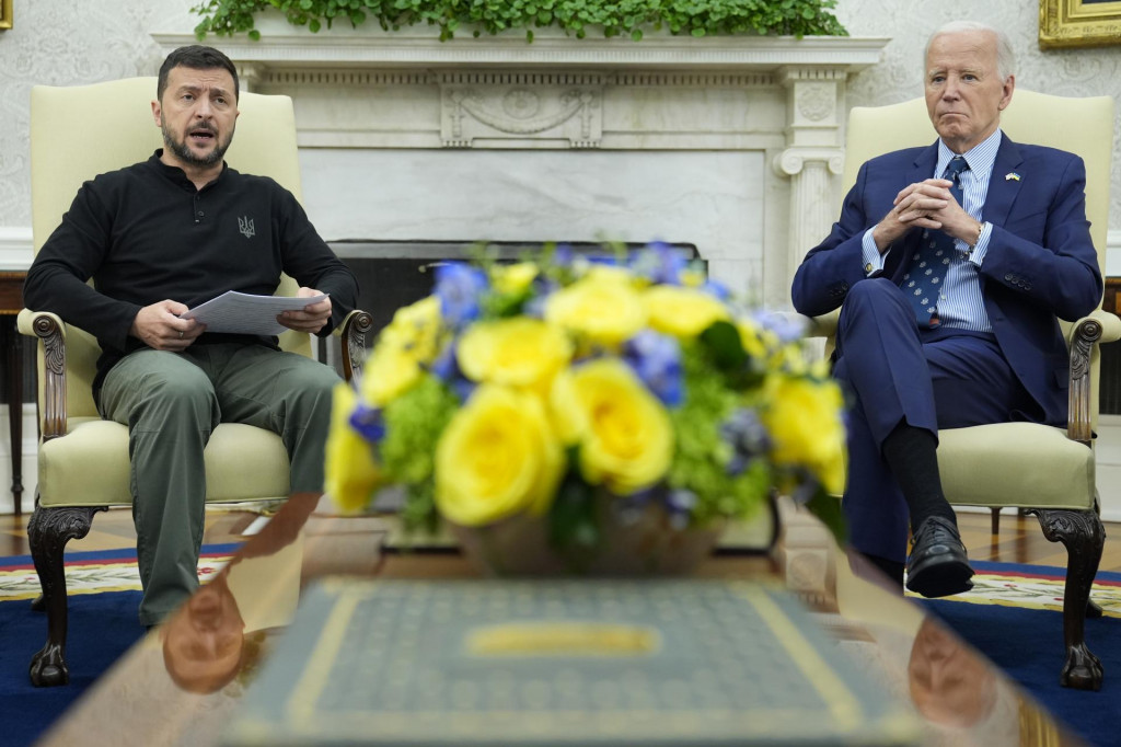 Ukrajinský prezident Volodymyr Zelenskyj (vľavo) a americký prezident Joe Biden pózujú počas stretnutia v Oválnej pracovni Bieleho domu vo Washingtone. FOTO: TASR/AP