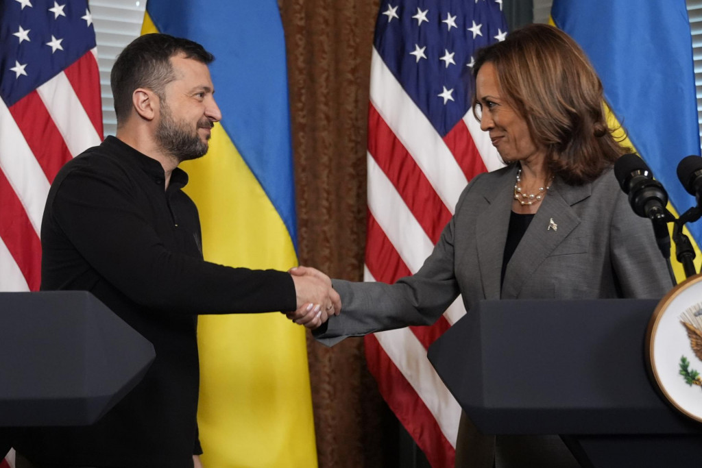 Ukrajinský prezident Volodymyr Zelenskyj (vľavo) a americká viceprezidentka Kamala Harrisová si podávajú ruky počas stretnutia vo Washingtone. FOTO: TASR/AP