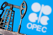 Barel americkej ľahkej ropy West Texas Intermediate s dodávkou v novembri sa v piatok o 7.39 h SELČ predával po 67,47 dolára. FOTO: REUTERS