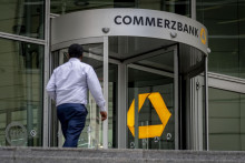 Muž vstupuje do sídla banky Commerzbank vo Frankfurte nad Mohanom. FOTO: TASR/AP