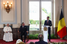 Belgický premiér Alexander De Croo po boku belgického kráľa Filipa a pápeža Františka. FOTO: Reuters