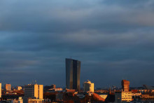 Budova Európskej centrálnej banky pri západe slnka v nemeckom Frankfurte. FOTO: Reuters