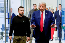 Republikánsky prezidentský kandidát Donald Trump a ukrajinský prezident Volodymyr Zelenskyj. FOTO: REUTERS