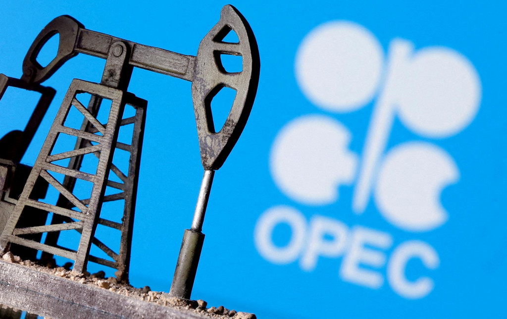 Barel americkej ľahkej ropy West Texas Intermediate s dodávkou v novembri sa v piatok o 7.39 h SELČ predával po 67,47 dolára. FOTO: REUTERS