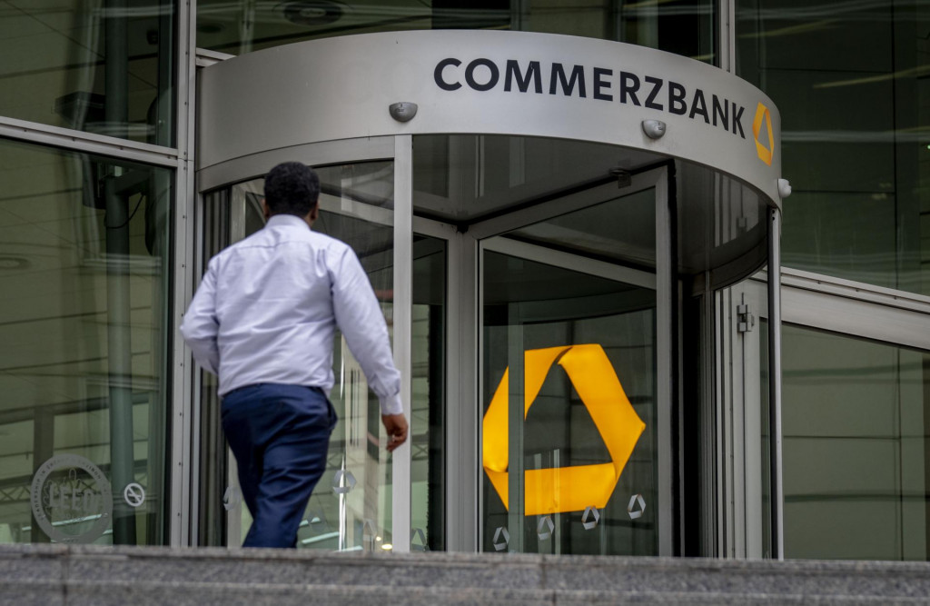 Muž vstupuje do sídla banky Commerzbank vo Frankfurte nad Mohanom. FOTO: TASR/AP