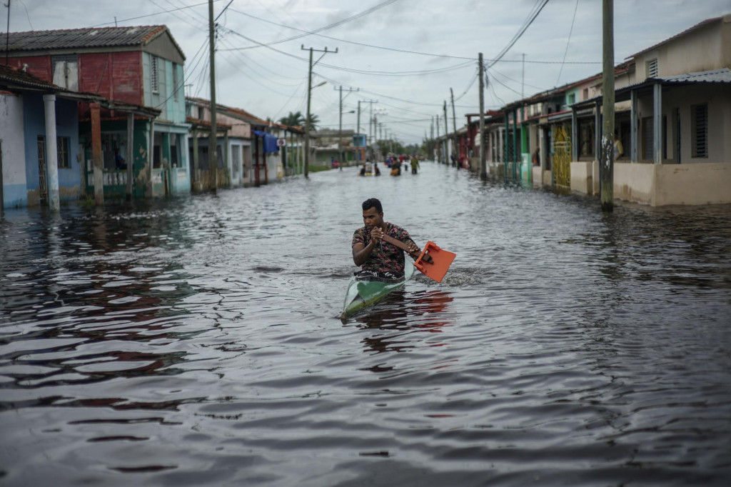 Na snímke muž v kajaku na ulici zaplavenej pri prechode hurikánu Helene v obci Batabano v provincii Mayabeque na Kube. FOTO: TASR/AP