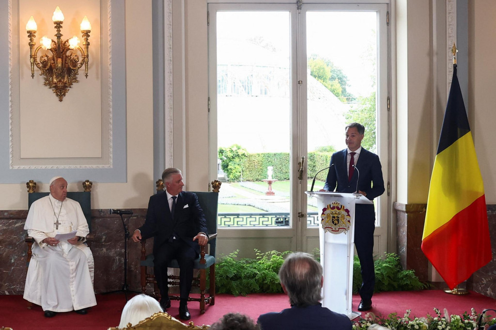 Belgický premiér Alexander De Croo po boku belgického kráľa Filipa a pápeža Františka. FOTO: Reuters