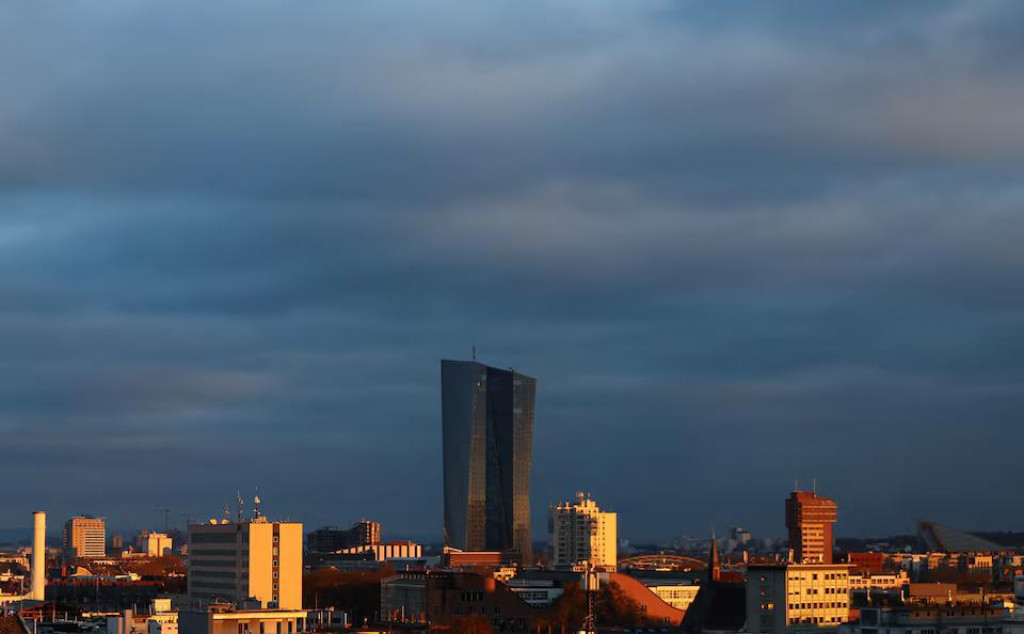 Budova Európskej centrálnej banky pri západe slnka v nemeckom Frankfurte. FOTO: Reuters