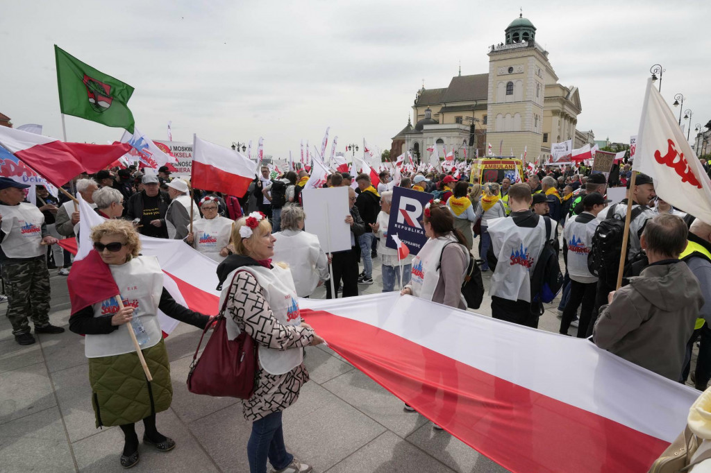 Poľskí farmári a ďalší demonštranti sa zhromaždili v centre Varšavy, aby protestovali proti klimatickej politike Európskej únie a proeurópskej vláde Poľska, v piatok 10. mája 2024. FOTO: TASR/AP