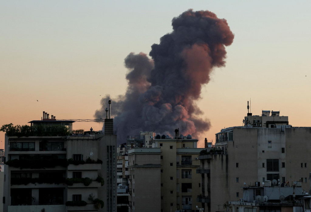 Podľa médií blízkych tomuto libanonskému šiitskemu hnutiu séria mohutných úderov zničila štyri budovy. FOTO: REUTERS