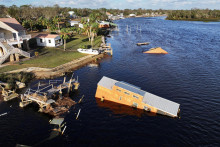 Zaplavená a poškodená oblasť po hurikáne Helene v Steinhatchee na Floride. FOTO: Reuters