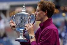 Jannik Sinner oslavuje s trofejou po víťazstve vo finále US Open. FOTO: Reuters