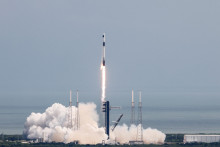 Raketa SpaceX Falcon 9 štartuje s posádkou SpaceX Crew-9 na Medzinárodnú vesmírnu stanicu. FOTO: Reuters