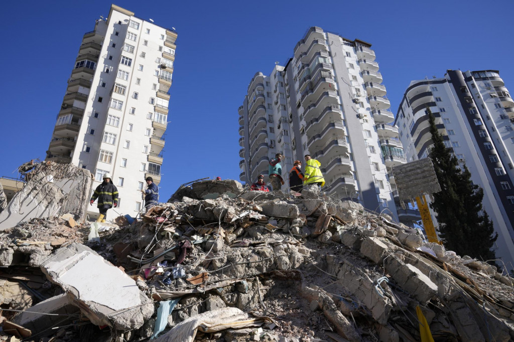 Záchranári prehľadávajú trosky budov v tureckej Adane. FOTO: TASR/AP