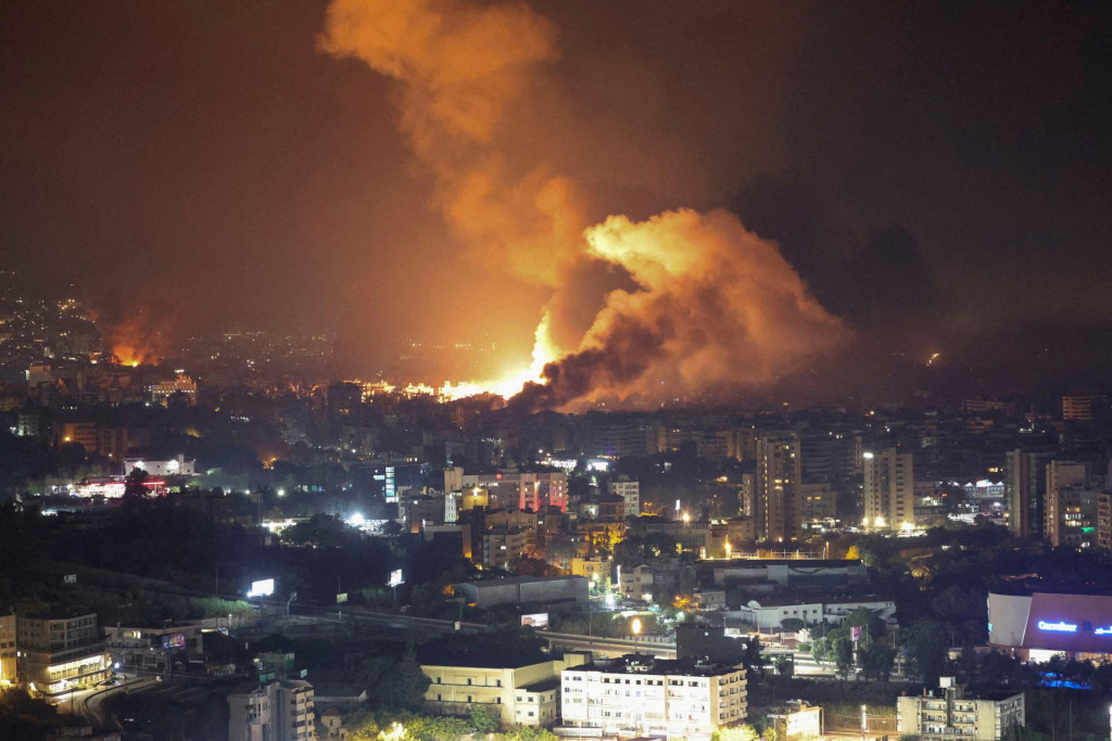 Po izraelských úderoch nad južnými predmestiami Bejrútu sa valí dym. FOTO: Reuters