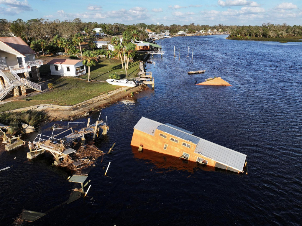 Zaplavená a poškodená oblasť po hurikáne Helene v Steinhatchee na Floride. FOTO: Reuters