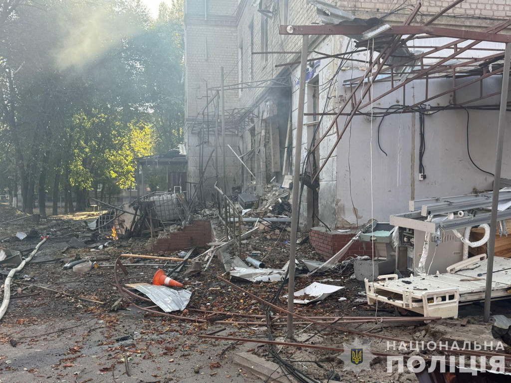 Budova nemocnice zasiahnutá ruským kamikadze bezpilotným lietadlom v Sumskej oblasti. FOTO: Národná polícia Ukrajiny/Reuters