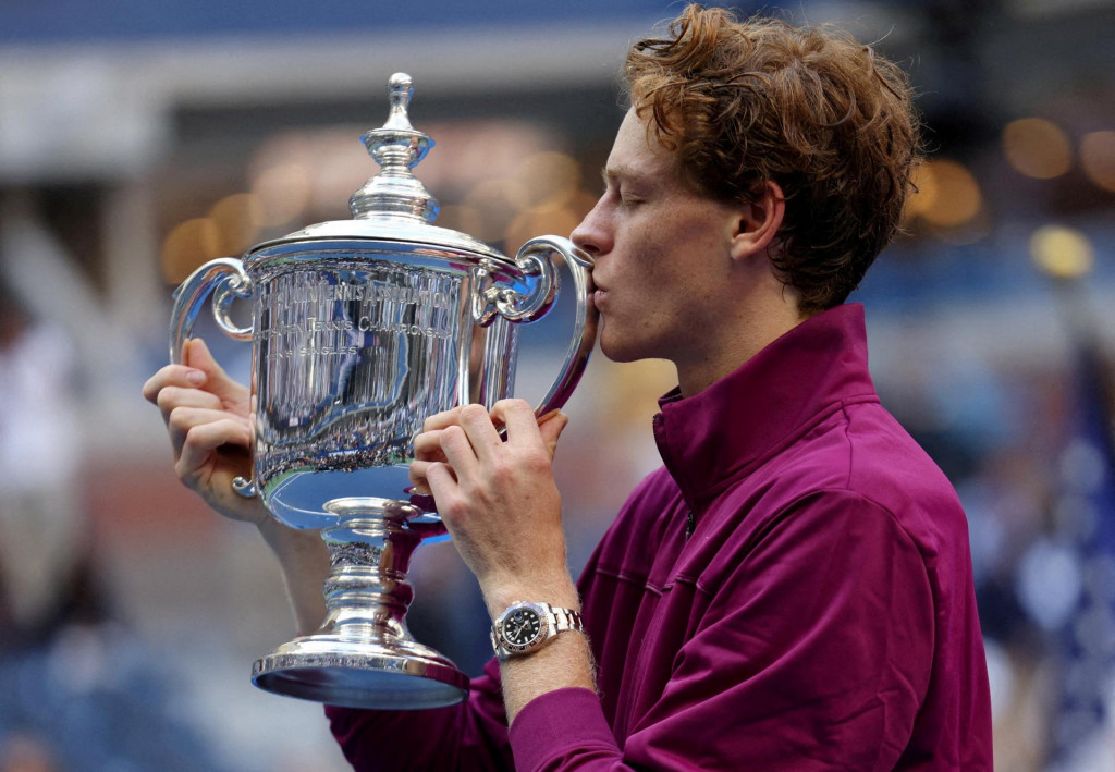 Jannik Sinner oslavuje s trofejou po víťazstve vo finále US Open. FOTO: Reuters