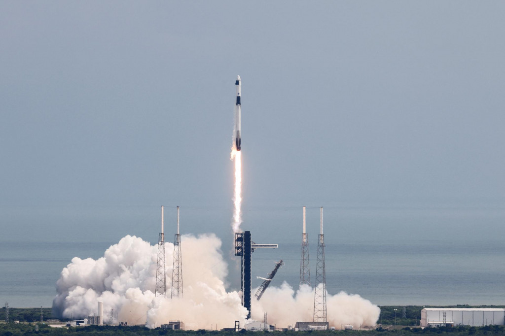 Raketa SpaceX Falcon 9 štartuje s posádkou SpaceX Crew-9 na Medzinárodnú vesmírnu stanicu. FOTO: Reuters