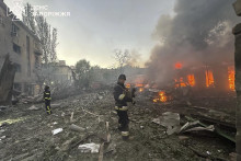 Hasiči zasahujú po ruských útokoch na mesto Záporožie, metropolu rovnomennej oblasti na juhu Ukrajiny. FOTO: TASR/AP