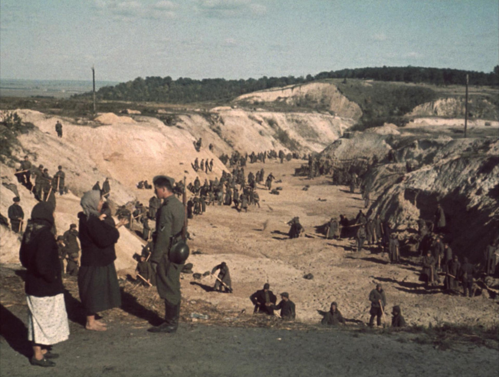 Sovietski zajatci zakrývajúci masový hrob po masakre v Babyn Jare, 1. októbra 1941. FOTO: Wikipedia/johannes Hähle