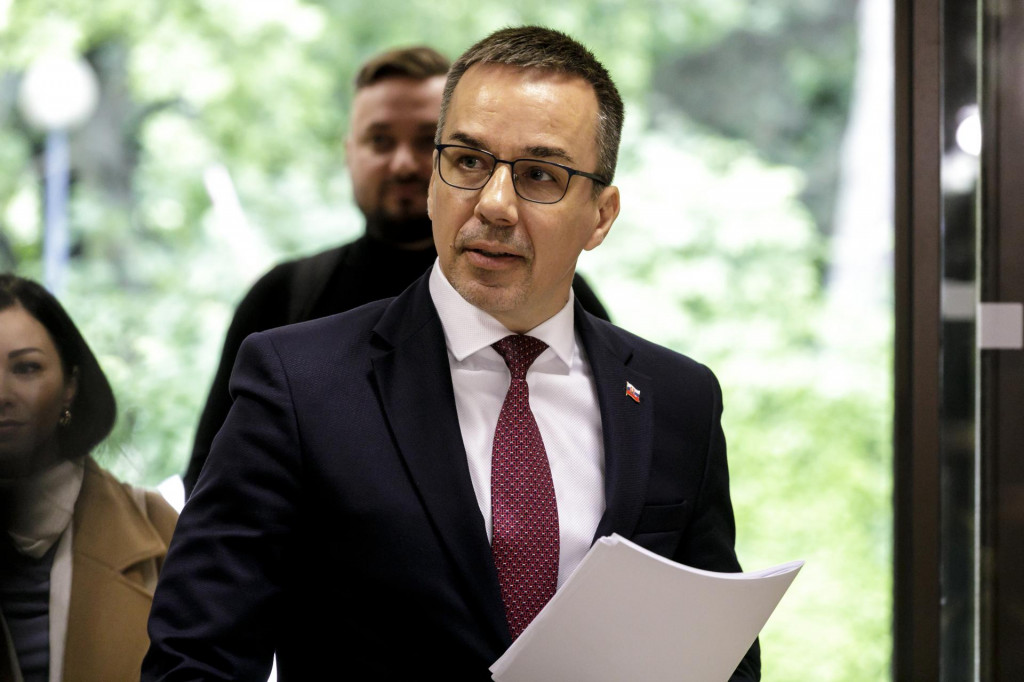 Na snímke minister práce, sociálnych vecí a rodiny Erik Tomáš, ktorý koaličným partnerom predostrel podmienky Hlasu na ďalšiu spoluprácu. FOTO: TASR/Dano Veselský