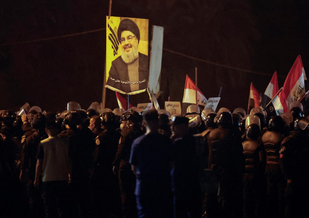 Ľudia protestujú po oznámení smrti vodcu libanonského Hizballáhu Sayyeda Hasana Nasralláha v Bagdade. FOTO: Reuters