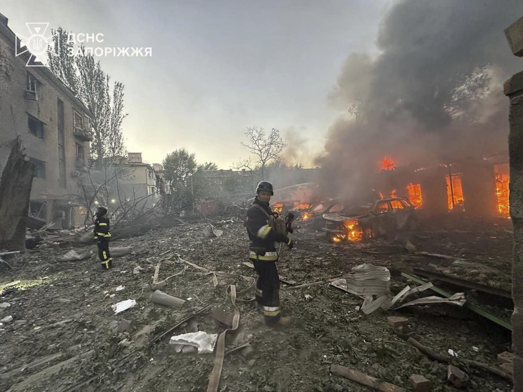 Hasiči zasahujú po ruských útokoch na mesto Záporožie, metropolu rovnomennej oblasti na juhu Ukrajiny. FOTO: TASR/AP