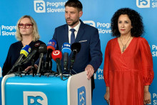 Predseda hnutia Progresívne Slovensko Michal Šimečka, poslankyňa Zora Jaurová a poslankyňa Dana Kleinert. FOTO: HN/Akos Cséplö