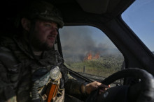 Ukrajinská armáda evakuuje civilistov na predmestí mesta Kurakhove v Doneckom regióne na Ukrajine. FOTO: REUTERS