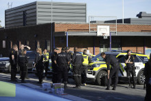 Policajti hliadkujú po streľbe na škole v nórskom Osle 18. septembra 2024. FOTO: TASR/AP