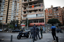 Policajti pracujú na mieste izraelského úderu v centrálnpm Bejrúte. FOTO: Reuters