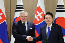 Na snímke premiér Robert Fico a juhokórejský prezident Jun Sok-jol pózujú počas stretnutia v Soule v pondelok 30. septembra 2024. FOTO: TASR/Jonhap