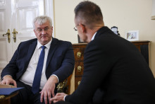 Ukrajinský minister zahraničných vecí Andrij Sybiha a šéf maďarskej diplomacie Péter Szijjártó diskutujú počas stretnutia v Budapešti. FOTO: TASR/AP