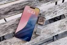 Rovnako ako pri nových iPhonoch 16, ani pri nových hodinkách Apple Watch Series 10 neprináša Apple žiadnu revolúciu. Ale zmien je nakoniec tento rok veľa. Hodinky majú nové proporcie a luxusnejšie prevedenie dostalo telo z titánu namiesto ocele. Výsledkom je skvelý komfort nosenia aj prémiový pocit zo zariadenia. FOTO: Luděk Vokáč, iDNES.cz