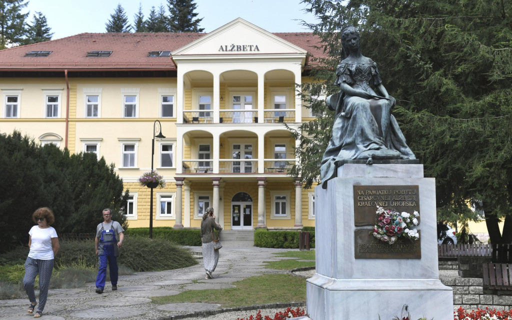 Na snímke socha cisárovnej Alžbety, manželky Františka Jozefa I., známa ako Sisi pred liečebným domom Alžbeta v areáli Bardejovských Kúpeľov. FOTO: TASR/František Iván