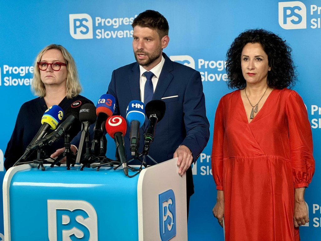 Predseda hnutia Progres&iacute;vne Slovensko Michal &Scaron;imečka, poslankyňa Zora Jaurov&aacute; a poslankyňa Dana Kleinert. FOTO: HN/Akos Cs&eacute;pl&ouml;