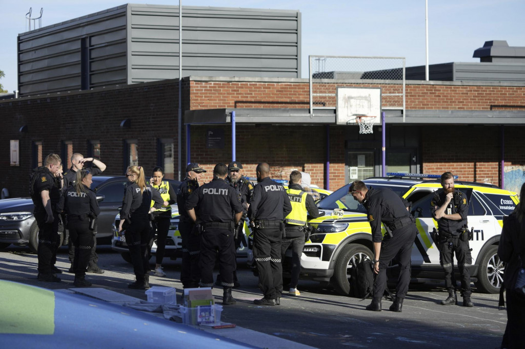 Policajti hliadkujú po streľbe na škole v nórskom Osle 18. septembra 2024. FOTO: TASR/AP