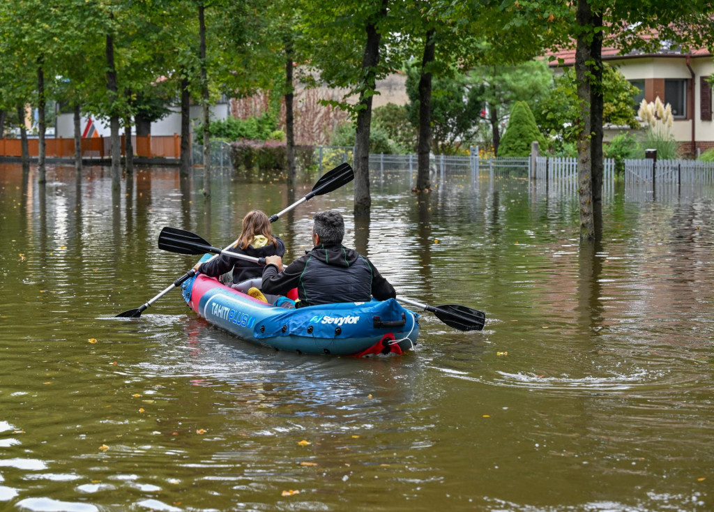 Miestni obyvatelia sa plavia na člne po zaplavenej ulici vo Frankfurte nad Odrou vo štvrtok 26. septembra 2024.