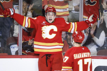 Slovenský hokejista Samuel Honzek (vľavo) a Jegor Šarangovič z Calgary Flames. FOTO: TASR/AP