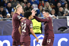 Na snímke radosť po strelení tretieho gólu zľava strelec Erling Braut Haland, Rico Lewis a Phil Foden v zápase 2. kola ligovej fázy Ligy majstrov vo futbale ŠK Slovan Bratislava - Manchester City. FOTO: TASR/Pavel Neubauer